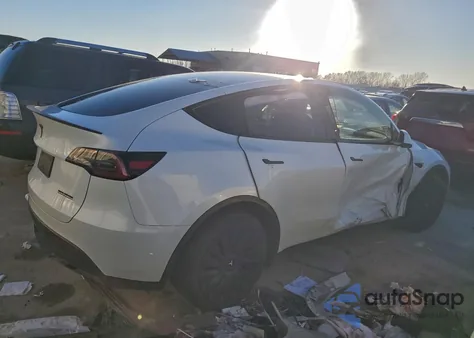 2025 Tesla Model Y from USA, damaged, VIN 7SAYGAEE2SF227643